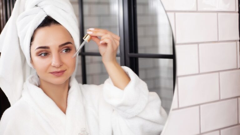 Žena nanosi serum na lice prema tipu kože lica
