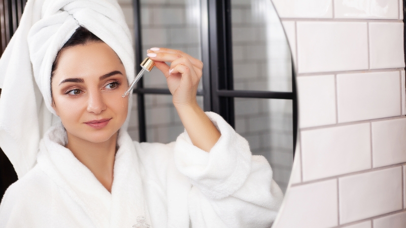 Žena nanosi serum na lice prema tipu kože lica