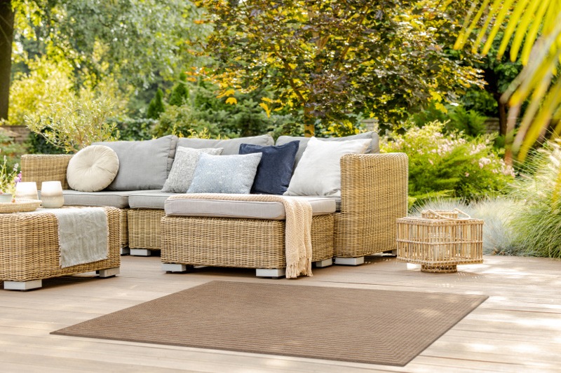 Provetravanje i sunčanje tepiha na ravnoj površini u dvorištu